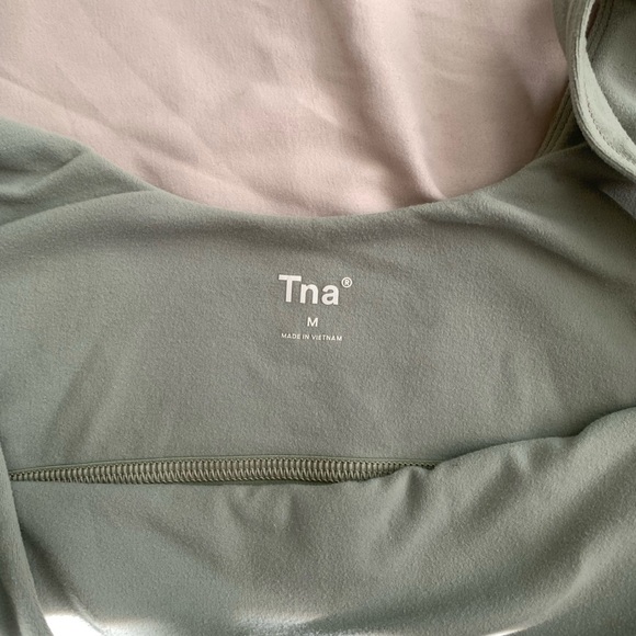Aritzia TNA Workout tank - Picture 3 of 4
